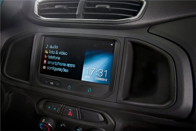Chevrolet Onix interior