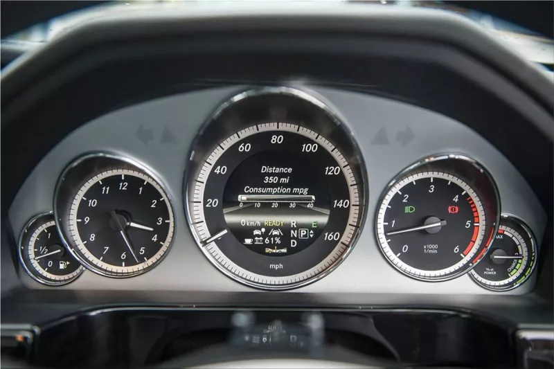 Mercedes-Benz E300 BlueTEC HYBRID interior