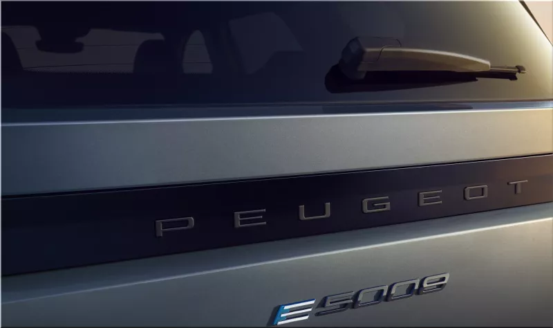 Peugeot e-5008
