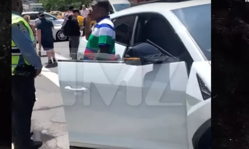 Tracy Morgan's $2M Bugatti Veyron got swideswiped by Honda CR-V