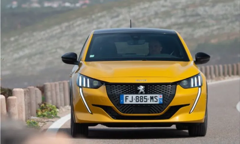 PEUGEOT E-208