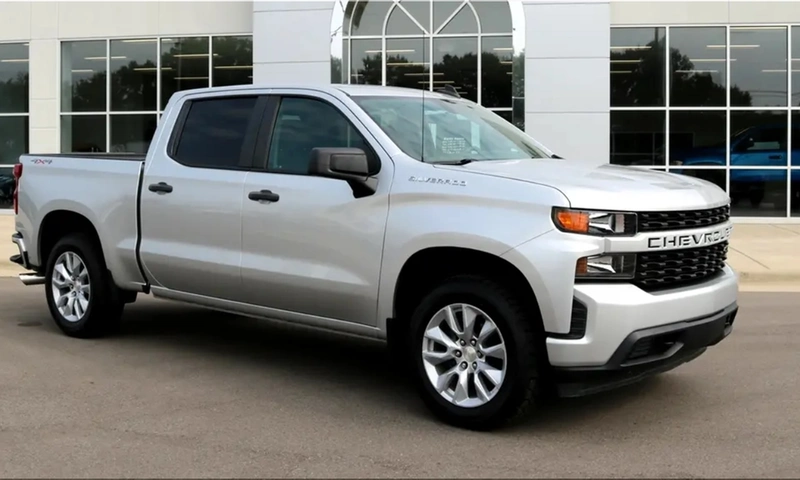 What Factors Should You Consider When Looking For a Car At a Used Car Dealership?