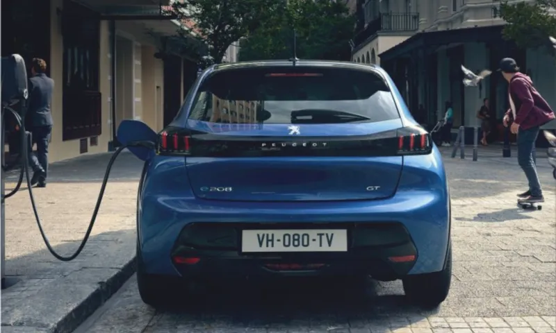 PEUGEOT E-208