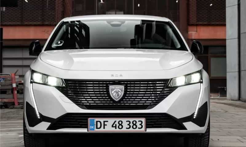 Peugeot 308 SW plugin-hybrid with e-EAT8 gearbox