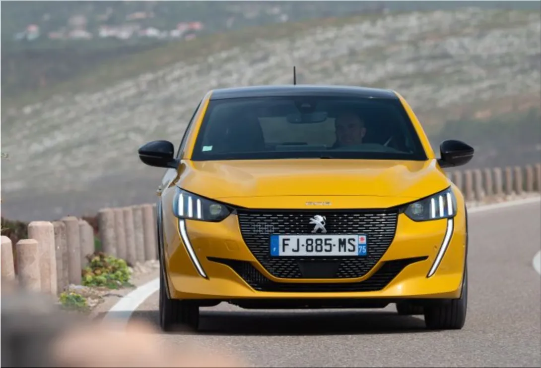 PEUGEOT E-208