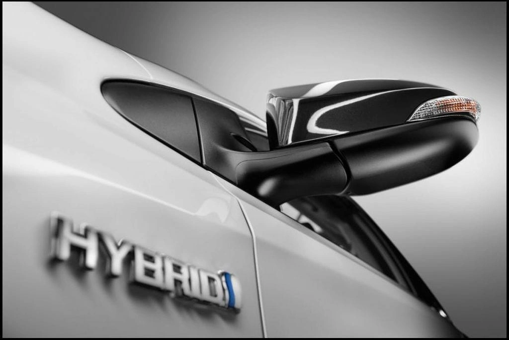 Toyota Auris Touring Sport Salomon hybrid wagon